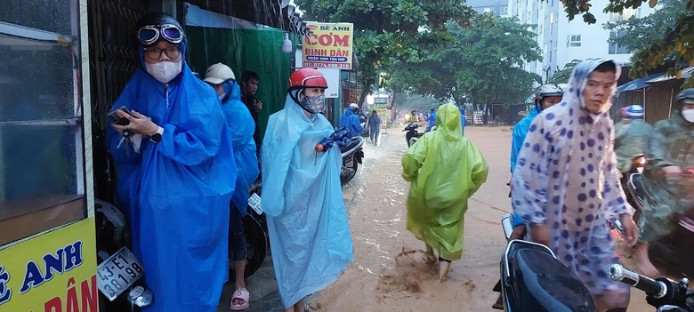 Đ&agrave; Nẵng: Ngập khắp chốn, c&ocirc;ng nh&acirc;n b&igrave; b&otilde;m lội nước về nh&agrave; - Ảnh 3.
