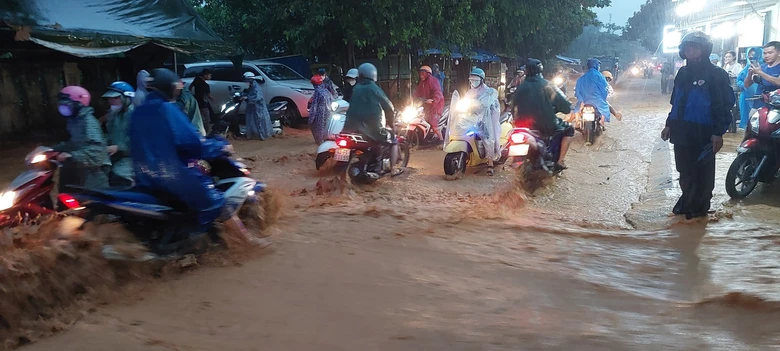 Đ&agrave; Nẵng: Ngập khắp chốn, c&ocirc;ng nh&acirc;n b&igrave; b&otilde;m lội nước về nh&agrave; - Ảnh 2.
