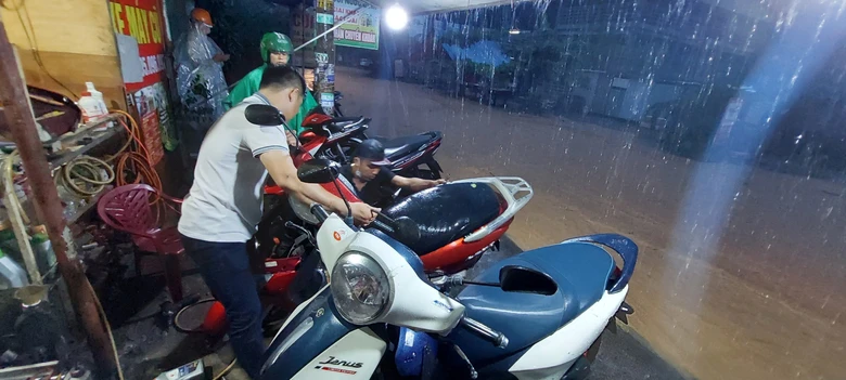 Đ&agrave; Nẵng: Ngập khắp chốn, c&ocirc;ng nh&acirc;n b&igrave; b&otilde;m lội nước về nh&agrave; - Ảnh 4.