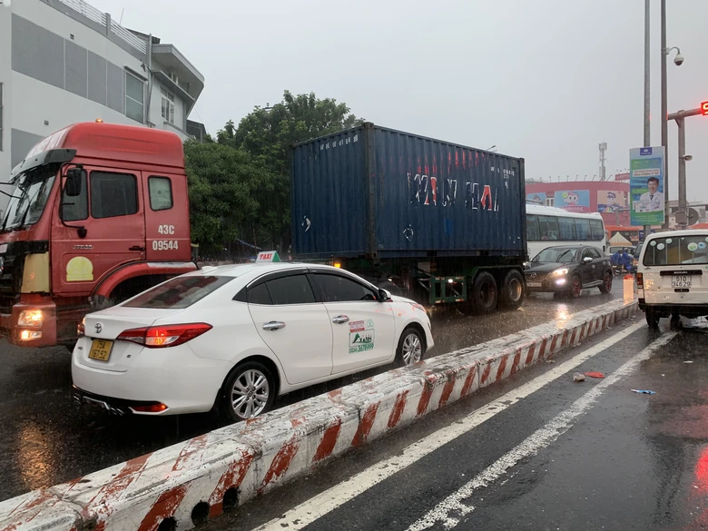 Đ&agrave; Nẵng: Ngập khắp chốn, c&ocirc;ng nh&acirc;n b&igrave; b&otilde;m lội nước về nh&agrave; - Ảnh 6.