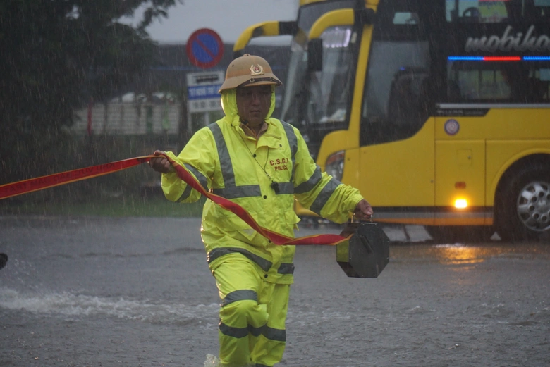 Đ&agrave; Nẵng: Ngập khắp chốn, c&ocirc;ng nh&acirc;n b&igrave; b&otilde;m lội nước về nh&agrave; - Ảnh 8.