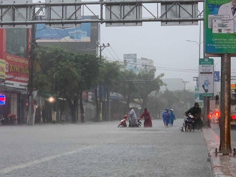 Đ&agrave; Nẵng: Ngập khắp chốn, c&ocirc;ng nh&acirc;n b&igrave; b&otilde;m lội nước về nh&agrave; - Ảnh 9.