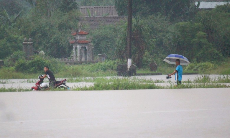 Mưa lớn, h&agrave;ng trăm học sinh c&aacute;c x&atilde; v&ugrave;ng thấp trũng Thừa Thi&ecirc;n Huế phải nghỉ học - Ảnh 3.