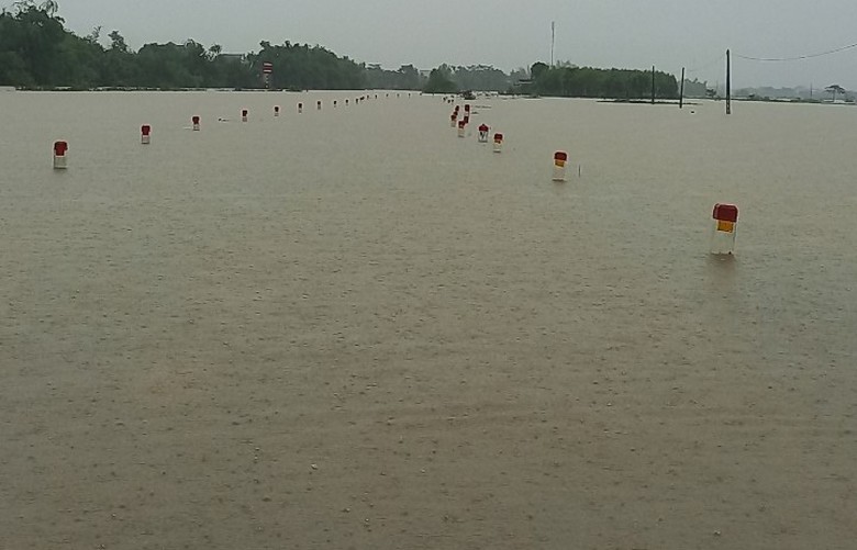 Mưa lớn, h&agrave;ng trăm học sinh c&aacute;c x&atilde; v&ugrave;ng thấp trũng Thừa Thi&ecirc;n Huế phải nghỉ học - Ảnh 2.