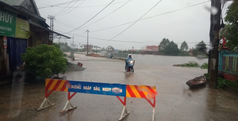 Mưa lớn, h&agrave;ng trăm học sinh c&aacute;c x&atilde; v&ugrave;ng thấp trũng Thừa Thi&ecirc;n Huế phải nghỉ học - Ảnh 4.