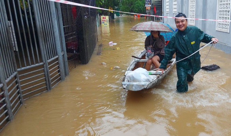 Mưa lớn, Thừa Thi&ecirc;n Huế di dời hơn 140 người d&acirc;n, sinh vi&ecirc;n đến nơi an to&agrave;n - Ảnh 2.