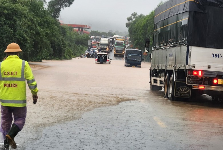 Mưa lớn, Thừa Thi&ecirc;n Huế di dời hơn 140 người d&acirc;n, sinh vi&ecirc;n đến nơi an to&agrave;n - Ảnh 3.