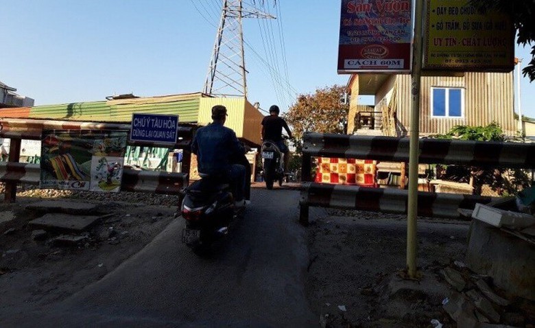 T&agrave;u hỏa h&uacute;c văng xe m&aacute;y tại lối đi &ldquo;tử thần&rdquo; ở TP Huế - Ảnh 2.