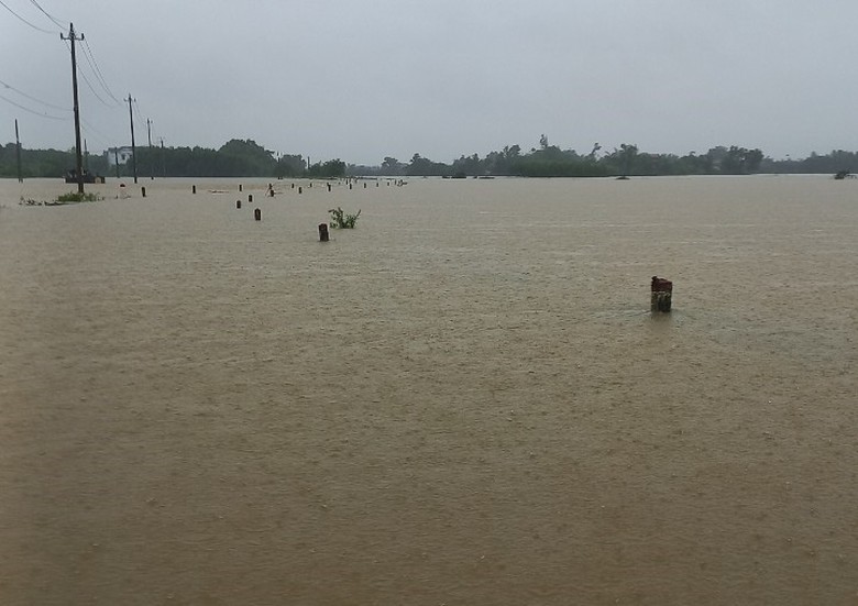 Thừa Thi&ecirc;n Huế: Nhiều tuyến đường ngập s&acirc;u, thủy điện Hương Điền vận h&agrave;nh xả lũ - Ảnh 2.