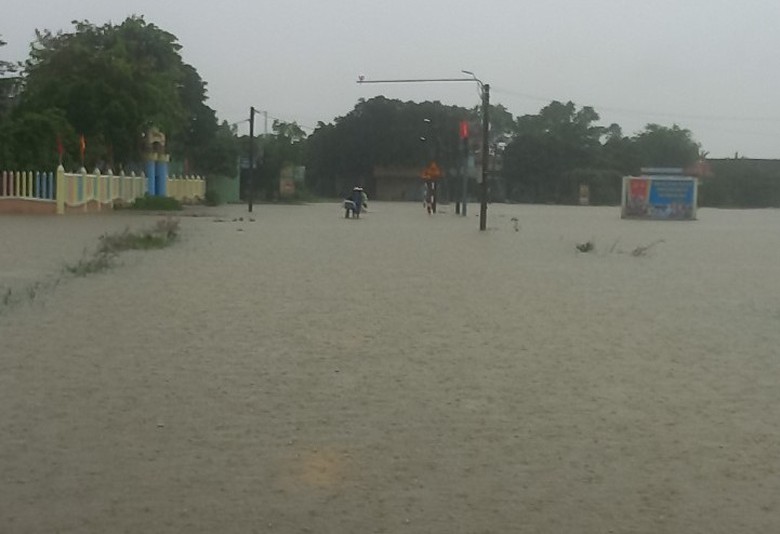 Thừa Thi&ecirc;n Huế: Nhiều tuyến đường ngập s&acirc;u, thủy điện Hương Điền vận h&agrave;nh xả lũ - Ảnh 3.