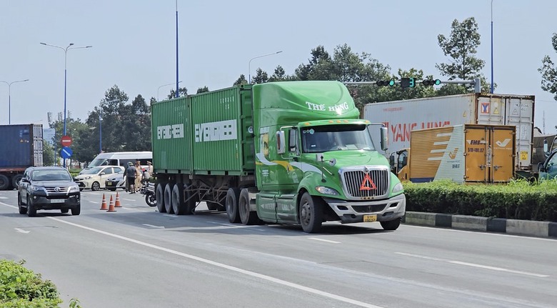 Xe container t&ocirc;ng xe tải đang băng qua đường, t&agrave;i xế v&agrave; lơ xe nhập viện   - Ảnh 1.