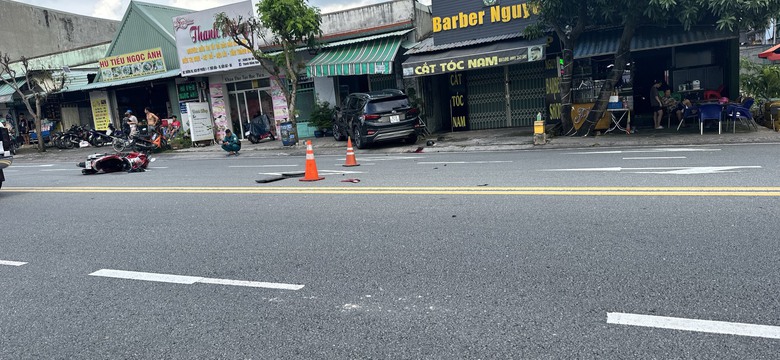 Xe m&aacute;y va chạm &ocirc; t&ocirc;, thanh ni&ecirc;n bị đẩy đi hơn 5m, tử vong - Ảnh 1.