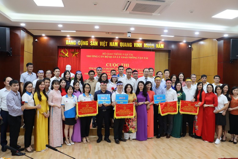 Bộ GTVT trao giải cuộc thi về cải c&aacute;ch h&agrave;nh ch&iacute;nh - Ảnh 2.