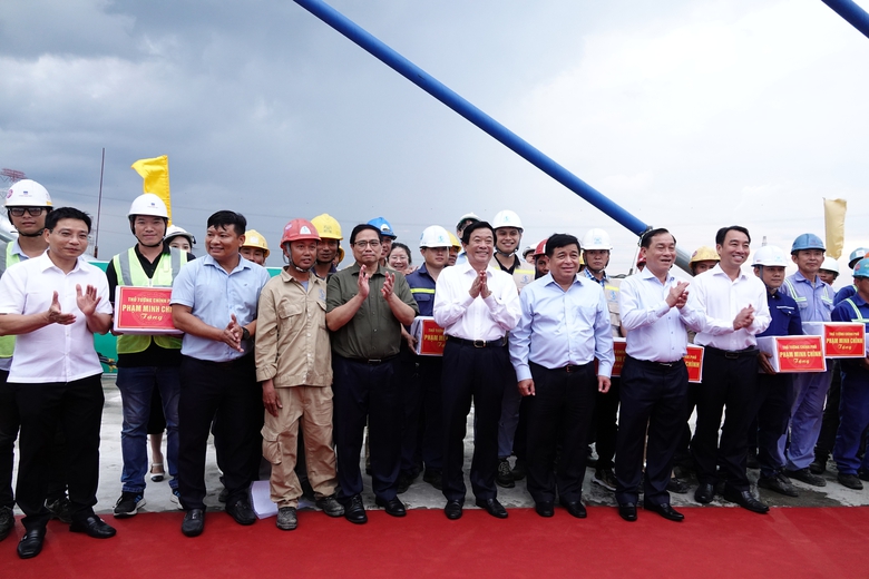 Thủ tướng phát lệnh hợp long cầu Mỹ Thuận 2 - Ảnh 4. Thủ tướng phát lệnh hợp long cầu Mỹ Thuận 2 - Ảnh 4.