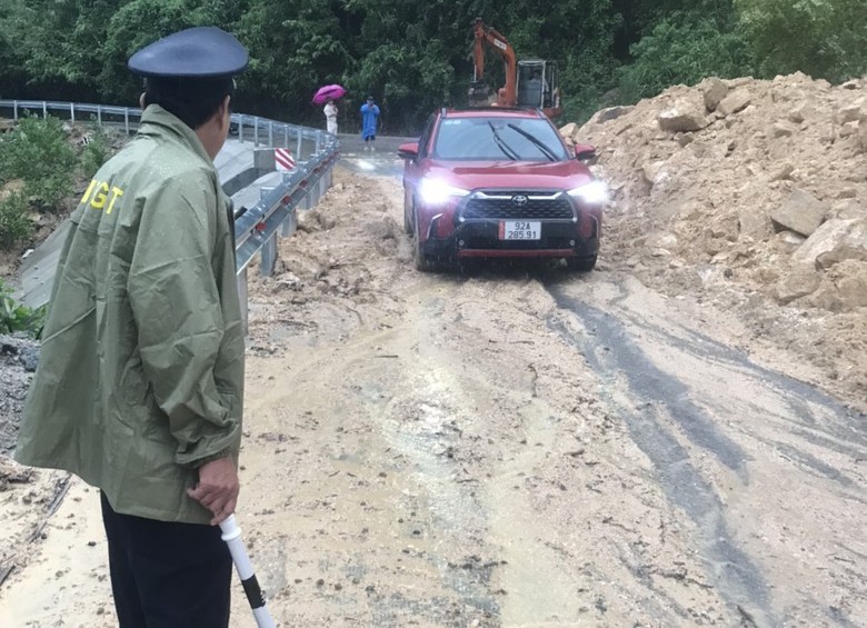 Th&ocirc;ng xe bước 1 điểm sạt lở tr&ecirc;n tỉnh lộ 611 Quảng Nam - Ảnh 3.