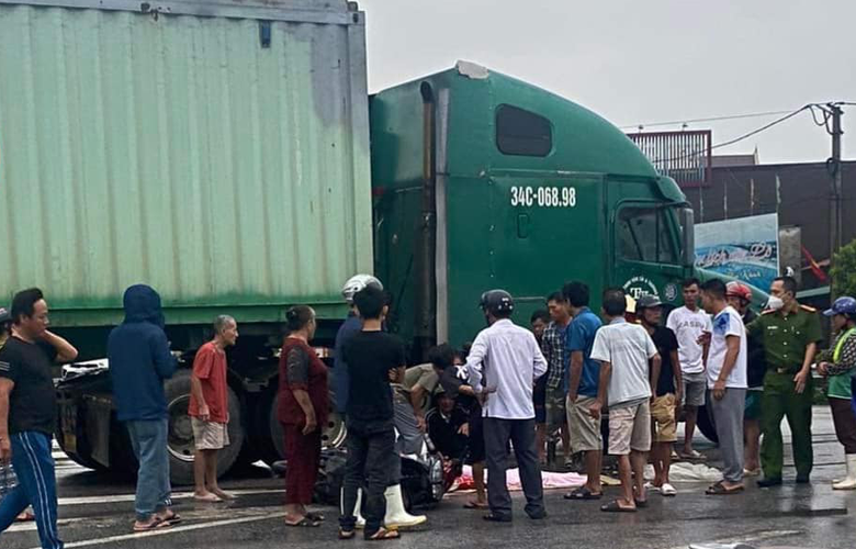 Xe m&aacute;y va chạm với xe container, ch&aacute;u nhỏ tử vong thương t&acirc;m - Ảnh 1.
