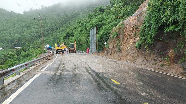 Cấm xe qua đèo Hải Vân do mưa rất to, nguy cơ sạt lở trở lại - Ảnh 1. Cấm xe qua đèo Hải Vân do mưa rất to, nguy cơ sạt lở trở lại - Ảnh 1.