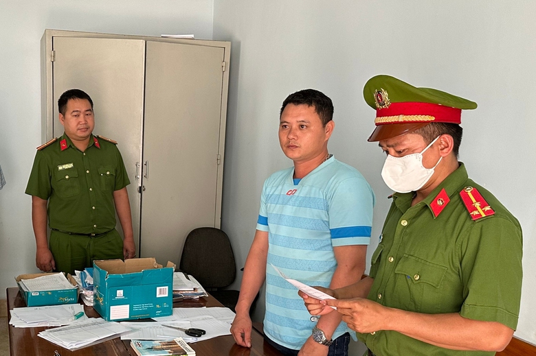 Ph&oacute; Chỉ huy Qu&acirc;n sự x&atilde; nhận tiền &ldquo;chạy &rdquo; gi&uacute;p c&ocirc;ng d&acirc;n kh&ocirc;ng đi nghĩa vụ - Ảnh 1.