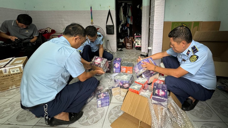 Ph&aacute;t hiện gần 1.500 ống ph&aacute;o hoa Z121 giả - Ảnh 2.