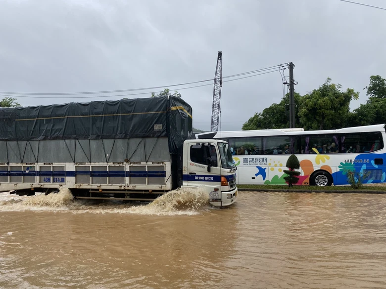 Đ&agrave; Nẵng: Cắt đường l&ecirc;n b&aacute;n đảo Sơn Tr&agrave;, nhiều tuyến quốc lộ ngập s&acirc;u - Ảnh 1.