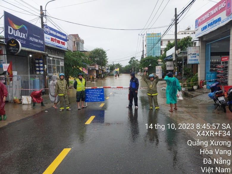 Đ&agrave; Nẵng: Cắt đường l&ecirc;n b&aacute;n đảo Sơn Tr&agrave;, nhiều tuyến quốc lộ ngập s&acirc;u - Ảnh 2.