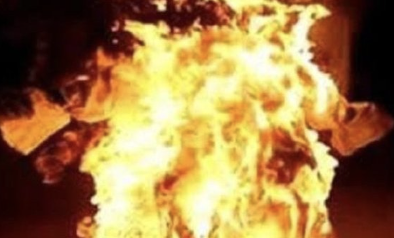 C&ocirc;ng an điều tra vụ người đ&agrave;n &ocirc;ng tẩm xăng tự thi&ecirc;u - Ảnh 1.