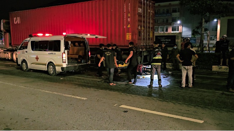 Xe m&aacute;y t&ocirc;ng v&agrave;o đu&ocirc;i xe container đang đậu b&ecirc;n đường, nam thanh ni&ecirc;n tử vong - Ảnh 2.