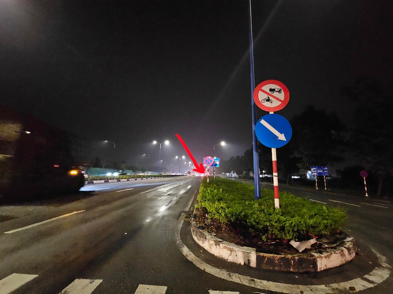 Xe m&aacute;y t&ocirc;ng v&agrave;o đu&ocirc;i xe container đang đậu b&ecirc;n đường, nam thanh ni&ecirc;n tử vong - Ảnh 3.