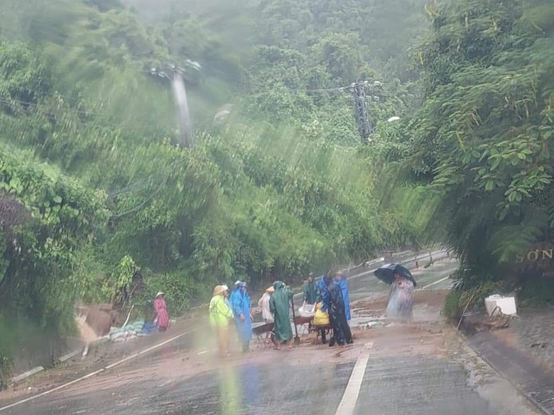 Phong tỏa to&agrave;n bộ đường l&ecirc;n b&aacute;n đảo Sơn Tr&agrave; - Ảnh 1.