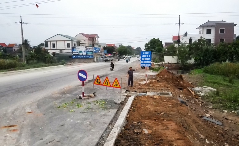 Vướng mặt bằng, nhà thầu thi công QL7 phải cắm biển cảnh báo ở điểm thắt cổ chai - Ảnh 1. Vướng mặt bằng, nhà thầu thi công QL7 phải cắm biển cảnh báo ở điểm thắt cổ chai - Ảnh 1.