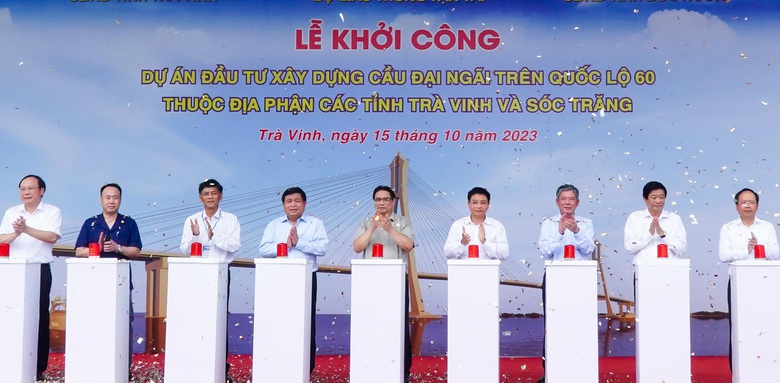 Thủ tướng ấn n&uacute;t khởi c&ocirc;ng cầu Đại Ng&atilde;i vượt s&ocirc;ng Hậu, nối Tr&agrave; Vinh - S&oacute;c Trăng - Ảnh 3.