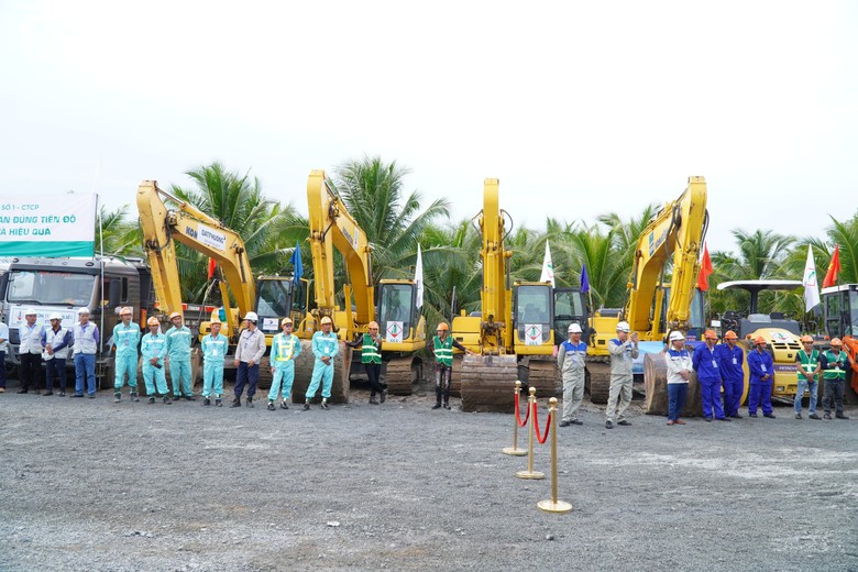 Thủ tướng ấn n&uacute;t khởi c&ocirc;ng cầu Đại Ng&atilde;i vượt s&ocirc;ng Hậu, nối Tr&agrave; Vinh - S&oacute;c Trăng - Ảnh 7.
