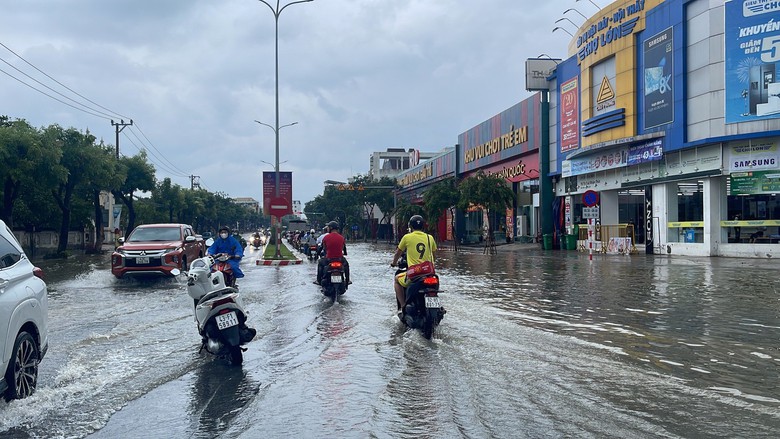 Đ&agrave; Nẵng ngớt mưa, nhiều khu d&acirc;n cư vẫn ngập - Ảnh 2.