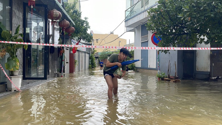 Đ&agrave; Nẵng ngớt mưa, nhiều khu d&acirc;n cư vẫn ngập - Ảnh 5.
