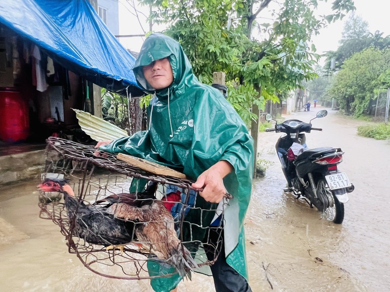 Mưa xối xả, nhiều tuyến đường, khu d&acirc;n cư tại Tam Kỳ th&agrave;nh s&ocirc;ng  - Ảnh 4.