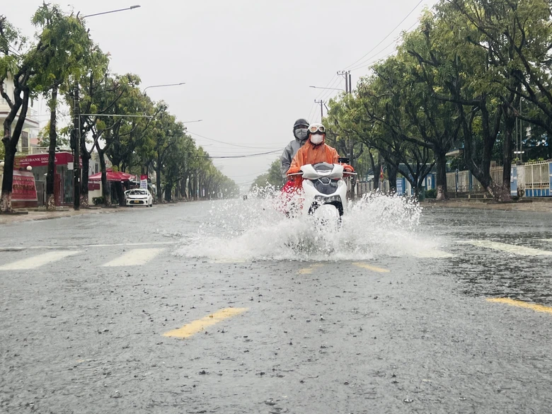 Mưa xối xả, nhiều tuyến đường, khu d&acirc;n cư tại Tam Kỳ th&agrave;nh s&ocirc;ng  - Ảnh 5.
