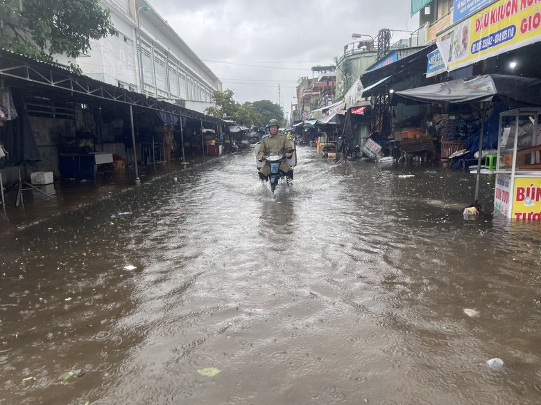 Mưa xối xả, nhiều tuyến đường, khu d&acirc;n cư tại Tam Kỳ th&agrave;nh s&ocirc;ng  - Ảnh 6.