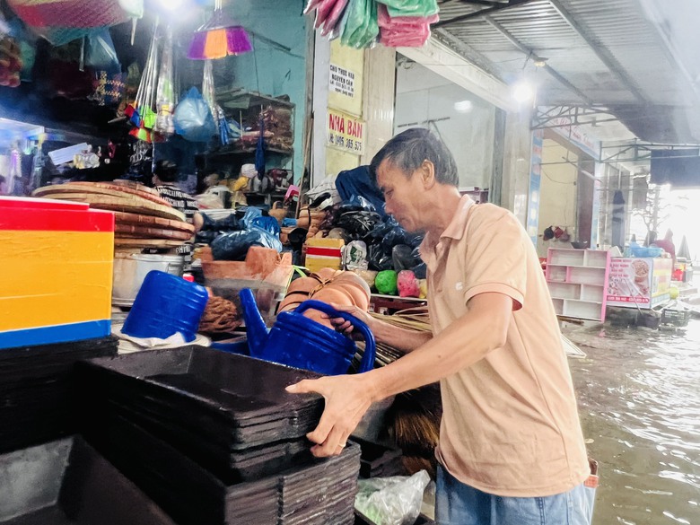 Mưa xối xả, nhiều tuyến đường, khu d&acirc;n cư tại Tam Kỳ th&agrave;nh s&ocirc;ng  - Ảnh 7.