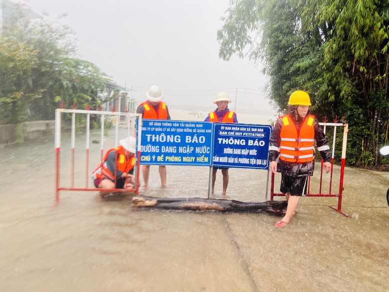 Xe m&aacute;y xếp d&atilde;y chờ qua v&ugrave;ng ngập quốc lộ 1A Quảng Nam s&aacute;ng đầu tuần - Ảnh 8.
