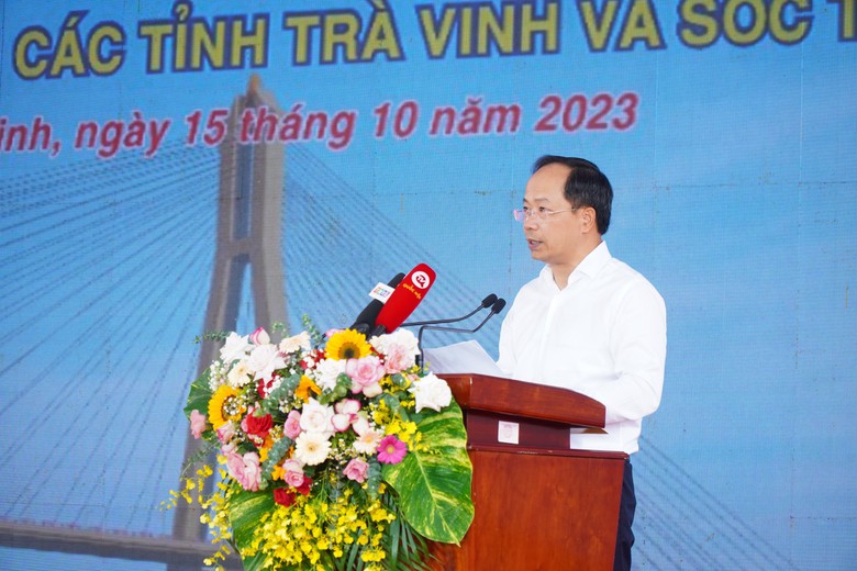 Thủ tướng ấn n&uacute;t khởi c&ocirc;ng cầu Đại Ng&atilde;i vượt s&ocirc;ng Hậu, nối Tr&agrave; Vinh - S&oacute;c Trăng - Ảnh 2.