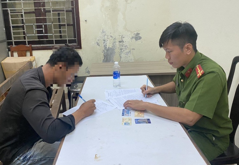 Lợi dụng mưa lũ, nam thanh ni&ecirc;n trộm ra tay trộm xe m&aacute;y - Ảnh 1.