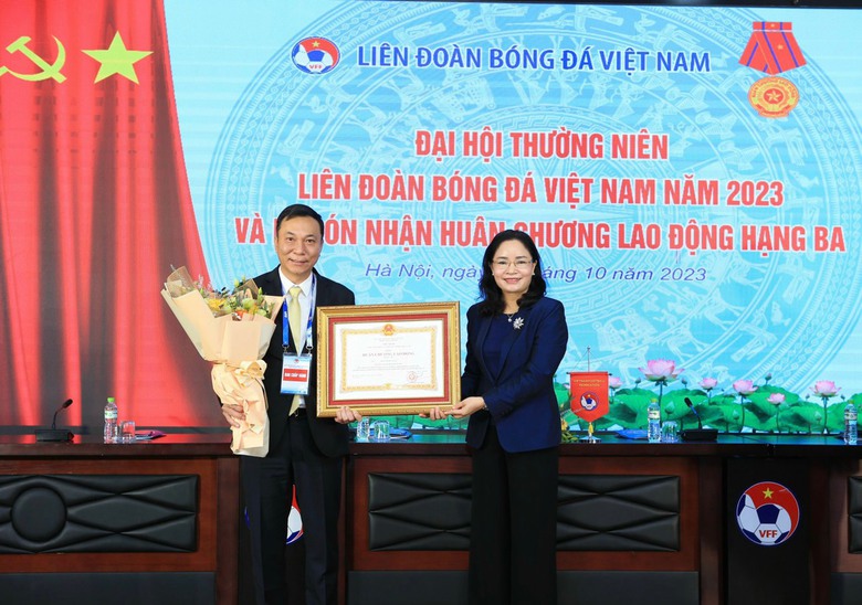 B&oacute;ng đ&aacute; Việt Nam nhận liền hai tin vui từ nh&agrave; nước  - Ảnh 1.