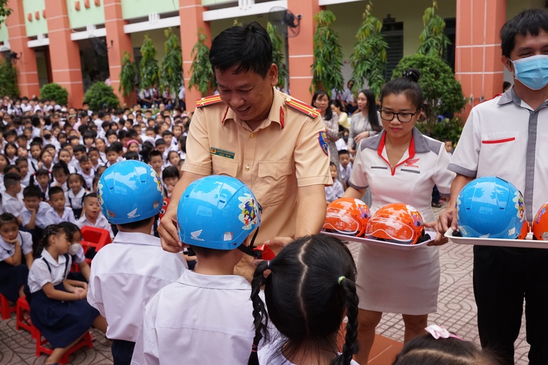 HEAD Sơn Minh trao mũ bảo hiểm cho học sinh trường tiểu học Đinh Ti&ecirc;n Ho&agrave;ng (TP Thủ Đức) - Ảnh 2.
