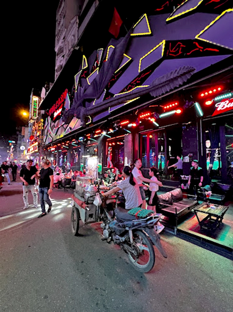 TP.HCM: Khi người đi bộ gặp phiền to&aacute;i ở phố đi bộ - Ảnh 1.