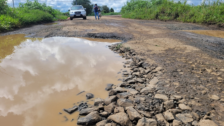 Gia Lai: Tai nạn r&igrave;nh rập tr&ecirc;n đường 200 tỷ &ldquo;n&aacute;t như tương&rdquo; - Ảnh 1.