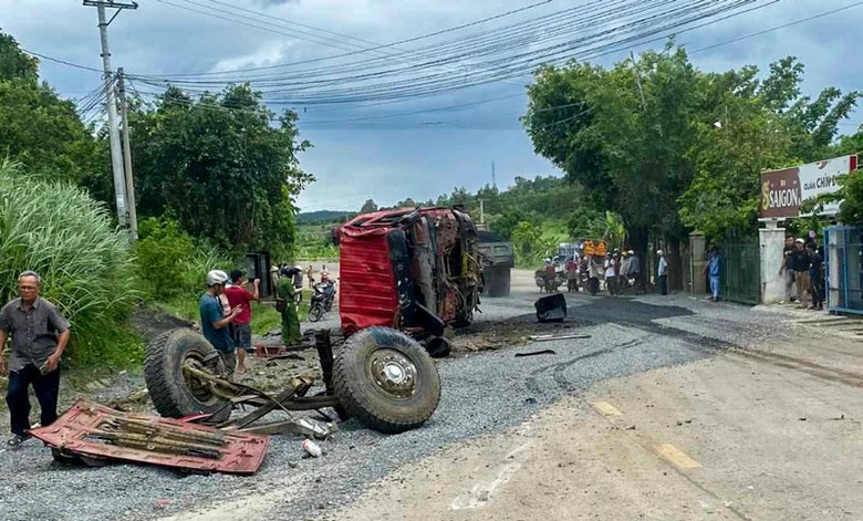 Xe tải bị hư hỏng nặng sau vụ tai nạn - Ảnh: T.T. Xe tải bị hư hỏng nặng sau vụ tai nạn - Ảnh: T.T.