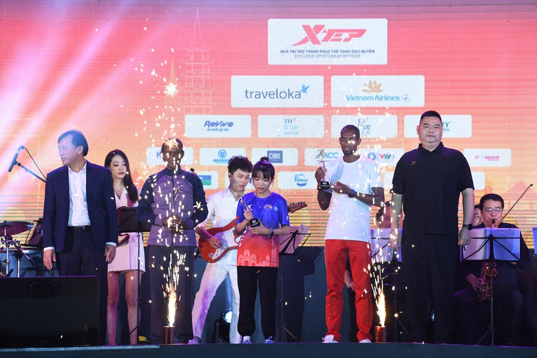 Ch&acirc;n chạy Việt Nam đ&aacute;nh bại đối thủ ch&acirc;u Phi ở giải Marathon Di sản H&agrave; Nội - Ảnh 1.