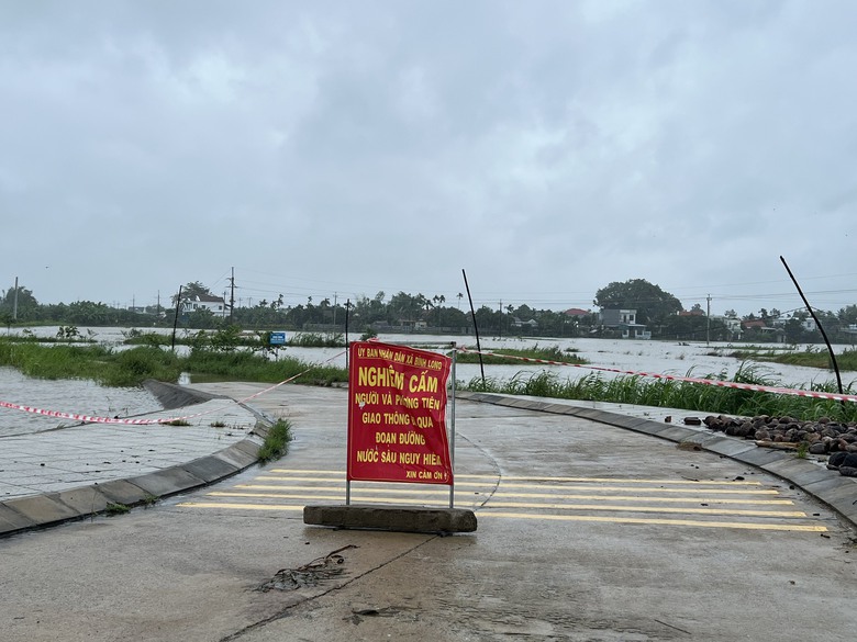Nước lũ bao v&acirc;y, giao th&ocirc;ng chia cắt, h&agrave;ng trăm hộ d&acirc;n bị c&ocirc; lập - Ảnh 1.