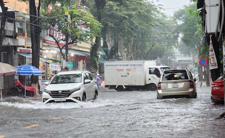 Mưa như tr&uacute;t, đường phố Quảng Ng&atilde;i ngập trong biển nước - Ảnh 10.