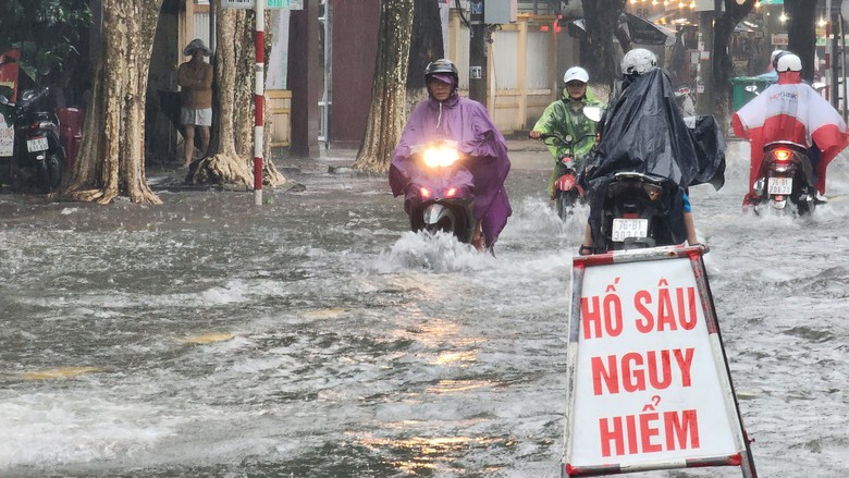 Mưa như tr&uacute;t, đường phố Quảng Ng&atilde;i ngập trong biển nước - Ảnh 3.